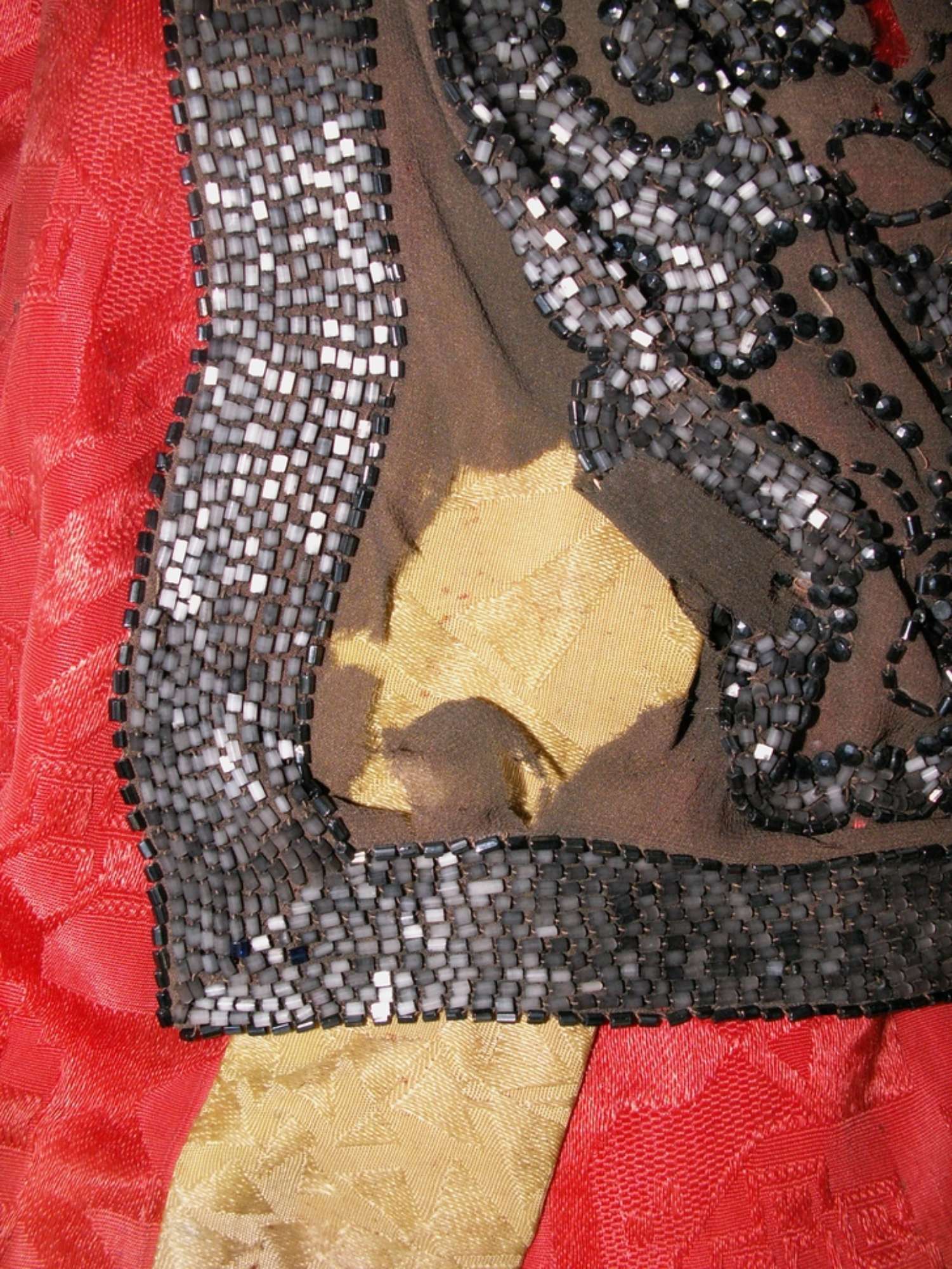 Particolare della stola prima del restauro